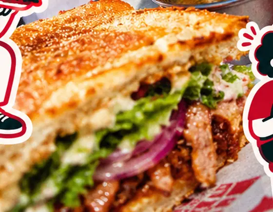 El Mordisco, sándwich estilo Philly de La Antojería partido a la mitad